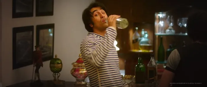 Sanjay semakin tergantung dengan alkohol (credit: Rajkumar Hirani Films)