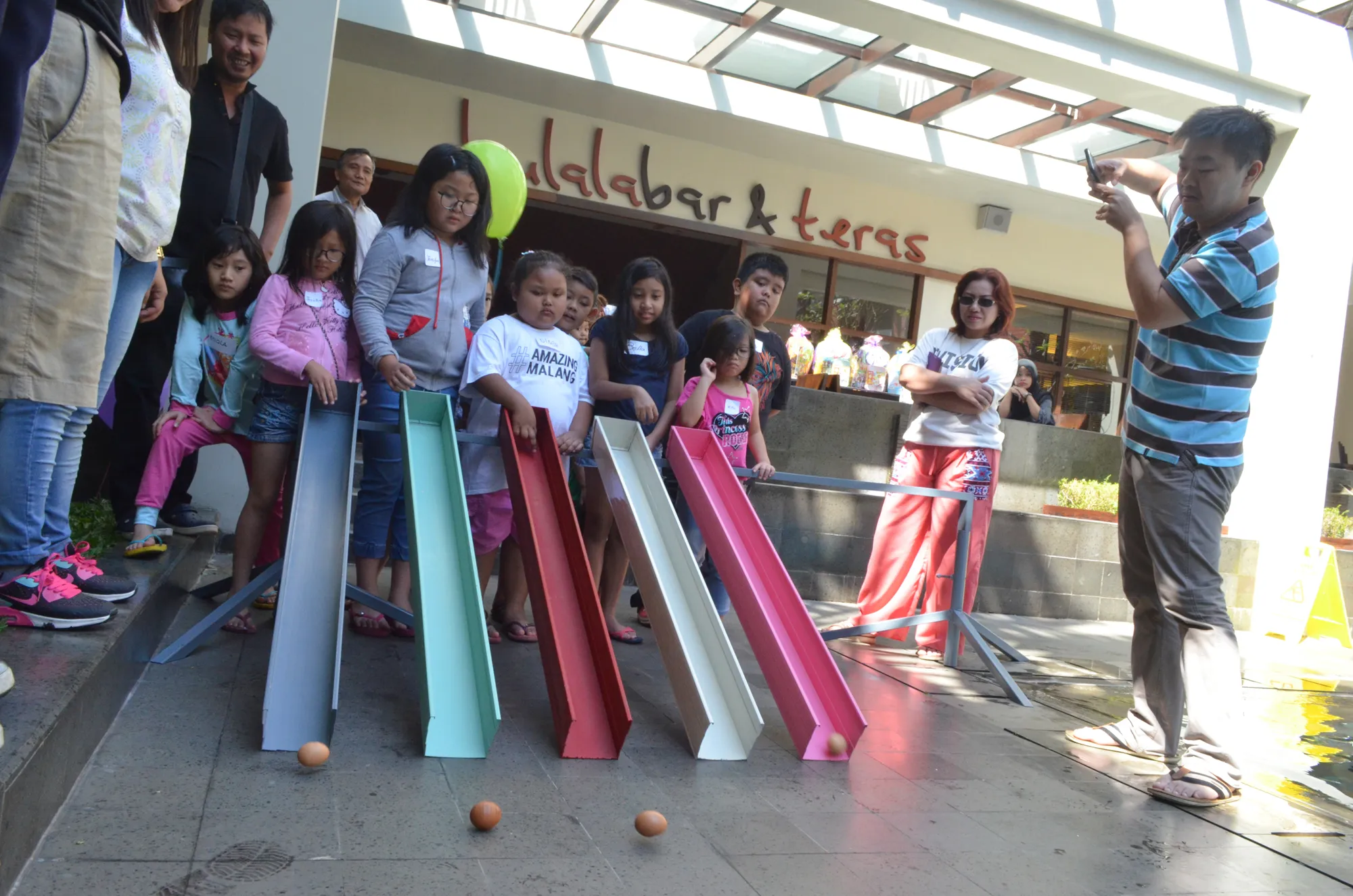 Lomba menggelindingkan telur, ramai ©Siti Rutmawati