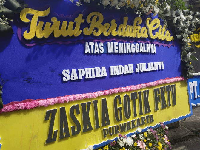 Karangan bunga di rumah duka © KapanLagi.com/Fikri Alfi Rosyadi