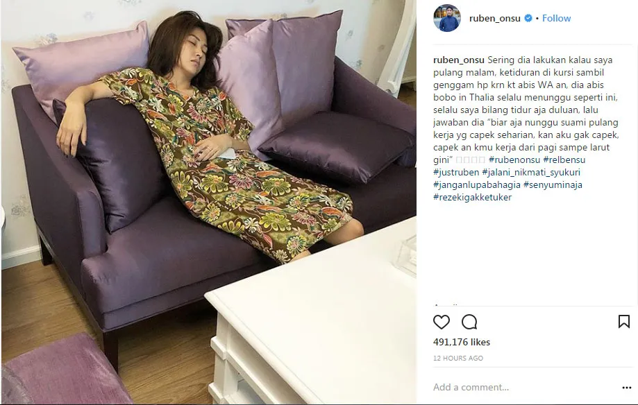 Ruben Onsu posting foto Sarwendah yang ketiduran saat menantinya pulang kerja. © Instagram/ruben_onsu