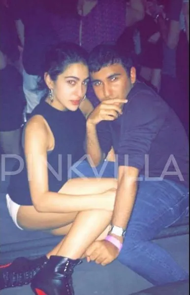 Sara mesra dengan pacar di kelab malam ©pinkvilla