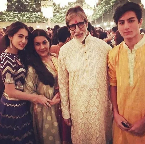 Sara, Amrita dan Ibrahim sempat pose dengan Amitabh Bachchan ©future.bollywood