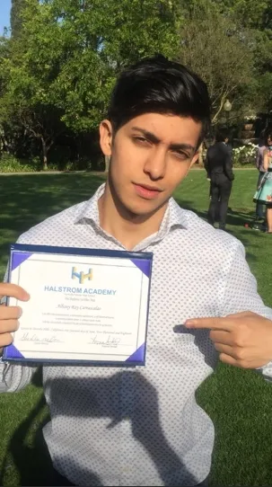 Albany dan ijazahnya, ia sekarang sudah lulus SMA ©instagram/sazarita