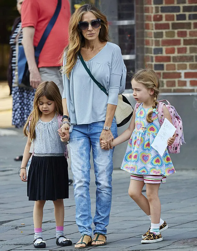 Putri kembar Sarah makin lucu dan stylish! ©splashnews.com