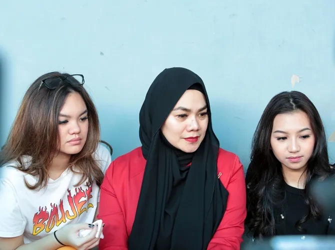 Bantah tudingan karena ingin tenar, Sarita dan putri-putrinya berusaha mengambil hikmah dari kejadian yang menimpa mereka. © KapanLagi.com/Muhammad Akrom Sukarya