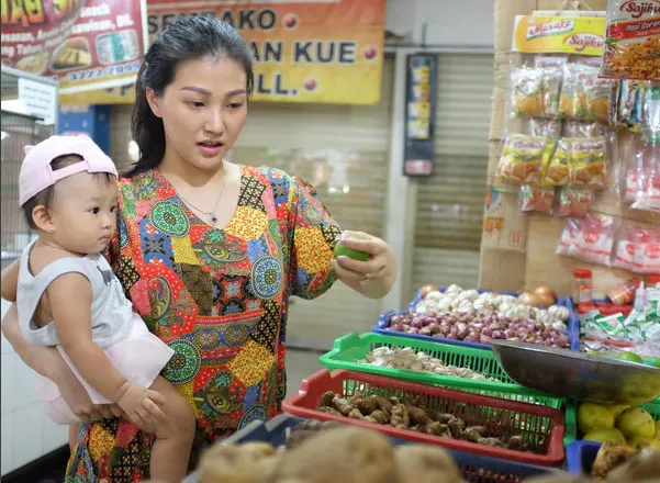 Sawendah ke pasar ditemani Thalia © Instagram.com/sarwendah29
