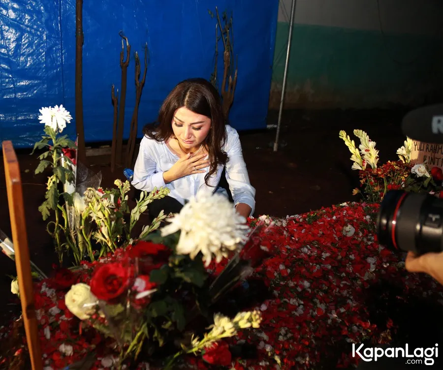 Sarwendah menangis saat kunjungi makam Julia Perez © KapanLagi.com®/Muhammad Akrom Sukarya