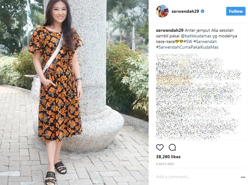 Antar-jemput Thalia sekolah, Sarwendah tampil cantik pakai dress daster. /©instagram.com/sarwendah29