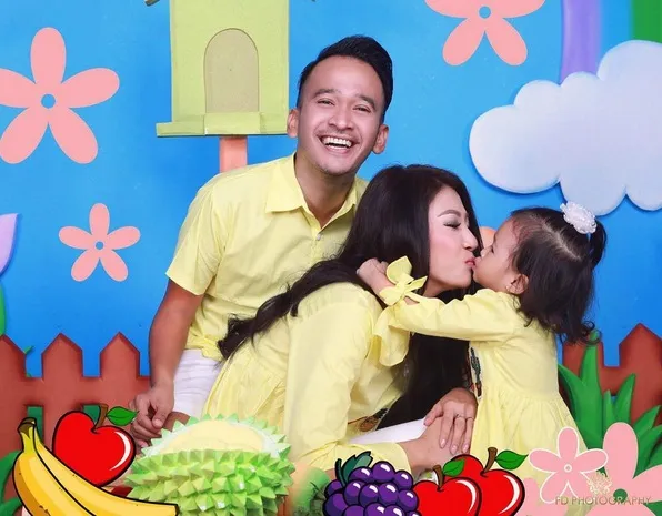 Meski sibuk, Ruben juga selalu sempatkan waktu untuk keluarganya. /©instagram.com/sarwendah29