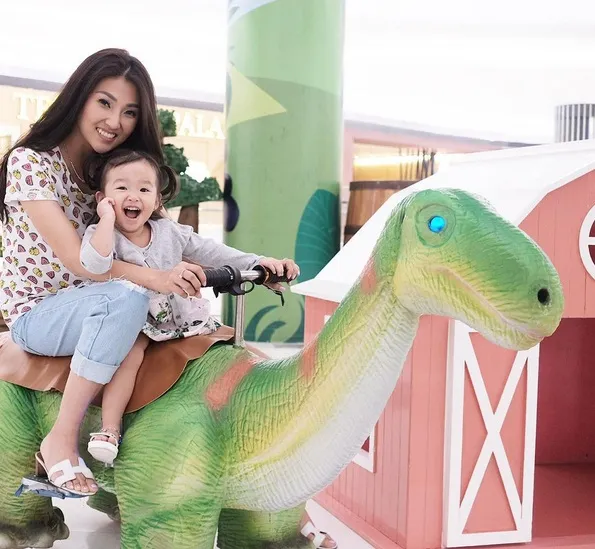 Kompaknya saat Sarwendah saat temain Thalia bermain. /©instagram.com/sarwendah29