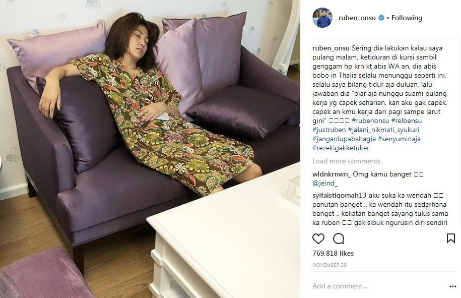 Saking capeknya, Sarwendah sering ketiduran di kursi ketika menunggu suaminya pulang di malam hari. ©instagram.com/ruben_onsu
