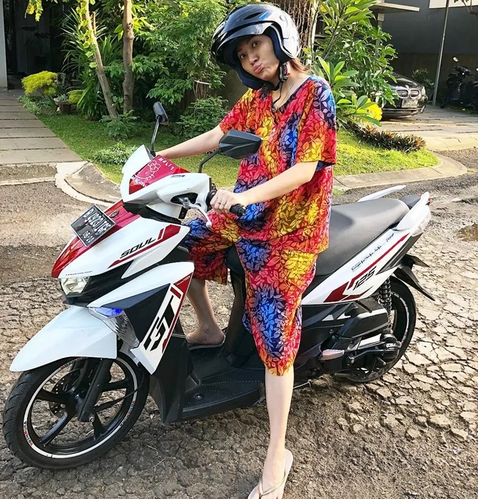 Gaya sederhana Sarwendah sebelum ke pasar. © Instagram/rubenonsu
