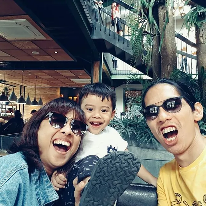Angga Dwimas Sasongko bersama istri dan anaknya (credit: instagram.com/anggasasongko)