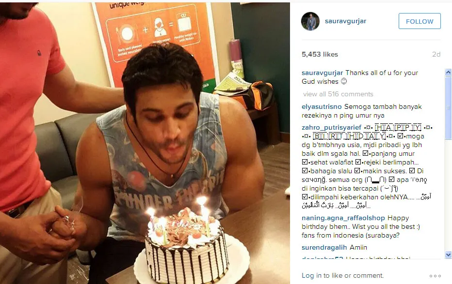 Ini dia momen tiup lilin Saurav Gurjar bersama temannya © Instagram.com/sauravgurjar