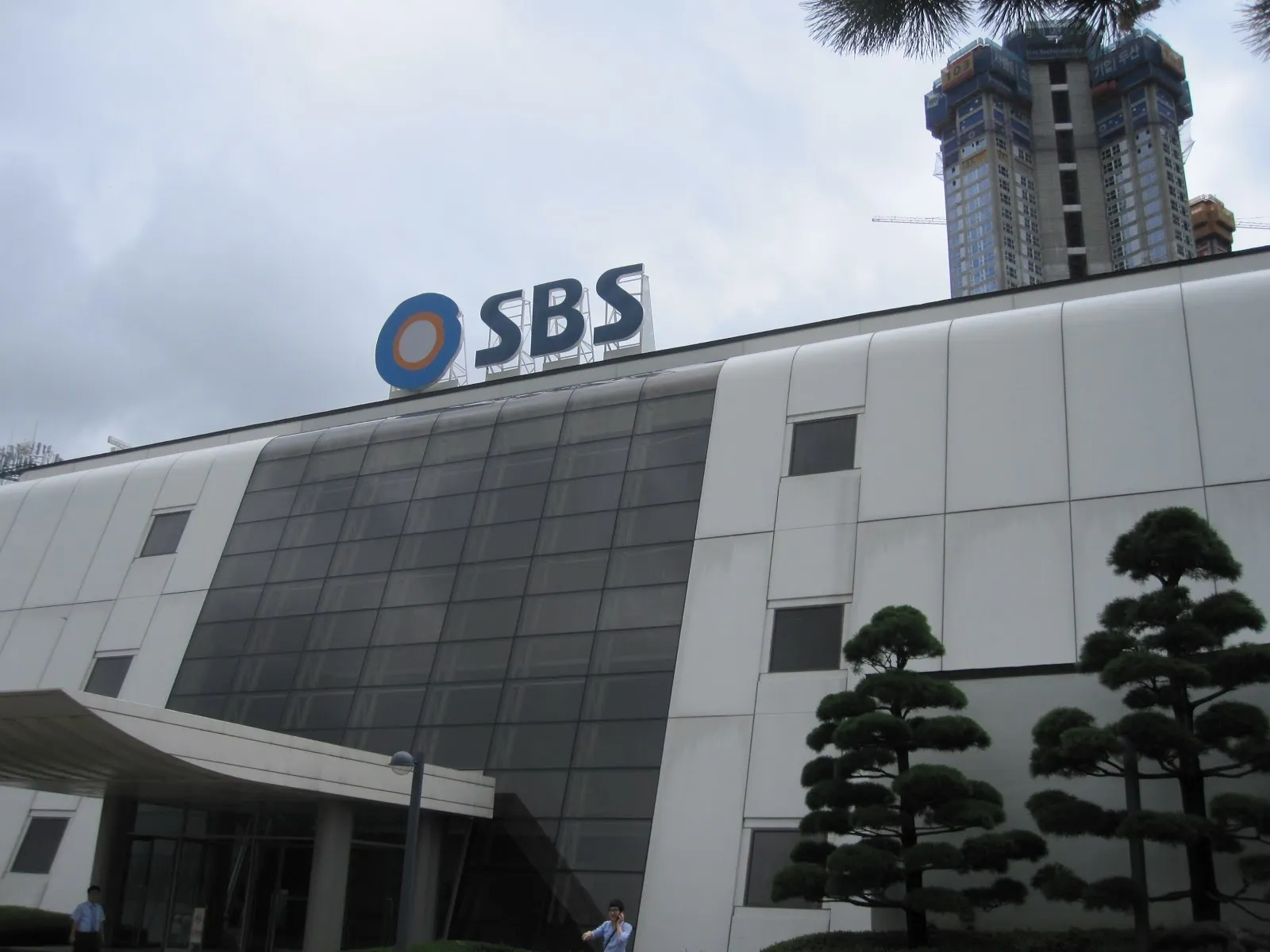 SBS sempat mendapatkan ancaman bom dari salah satu pemirsa Running Man. ©soompi.com