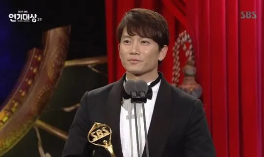 Ji Sung saat menerima penghargaan Daesang. © SBS