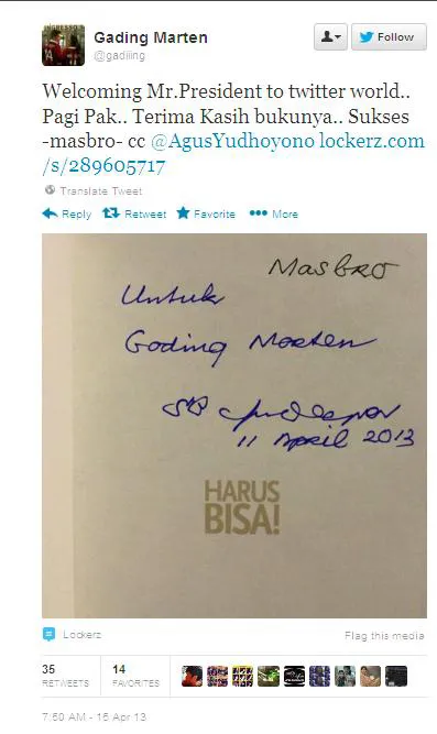 Gading Marten dapat buku bertandatangan SBY. 