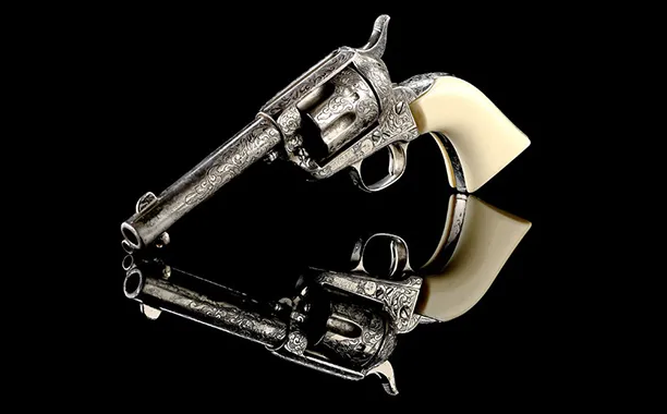 Scaramangas Gun yang dipakai Christopher Lee dalam film THE MAN WITH THE GOLDEN GUN akan ikut dilelang/©ew.com