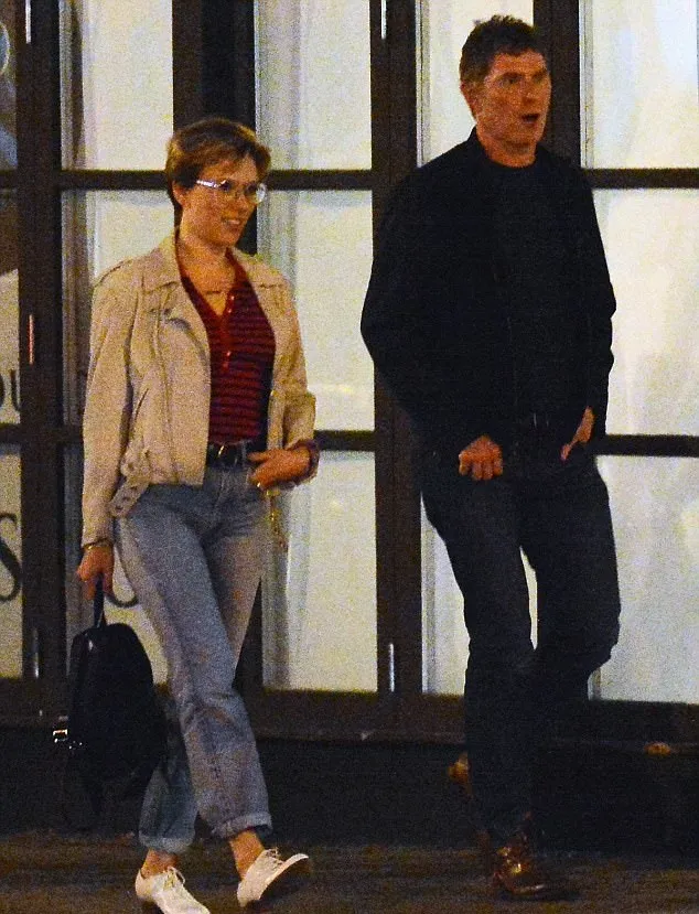 Scarlett Johansson tertangkap kamera bersama dengan pria 52 tahun © via dialymail.co.uk