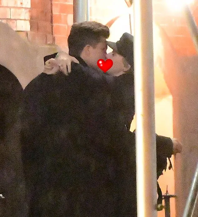 Scarlett Johansson ketahuan ciuman dengan Colin Jost © dailymail.co.uk