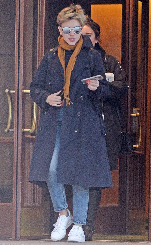 ScarJo tak lagi kenakan cincin kawinnya © dailymail.co.uk