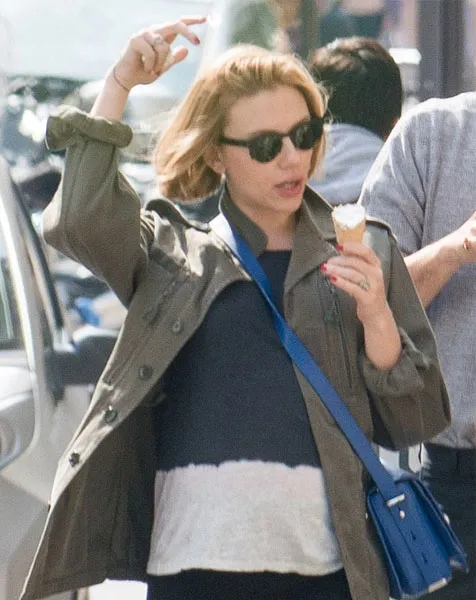 Perut buncitnya seakan mengintip malu-malu @ dailymail.co.uk