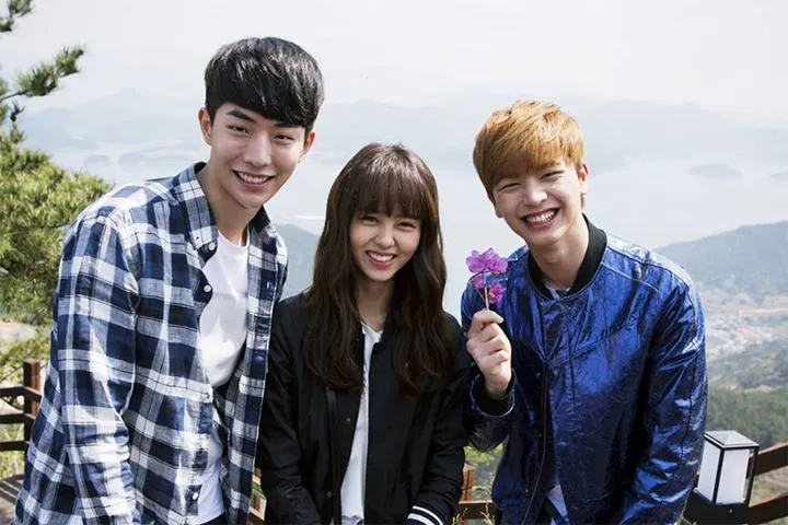 Kim So Hyun, Nam Ji Hyuk, dan Sungjae BTOB pamer kedekatan sebagai pemain Who Are You - School 2015. ©soompi.com