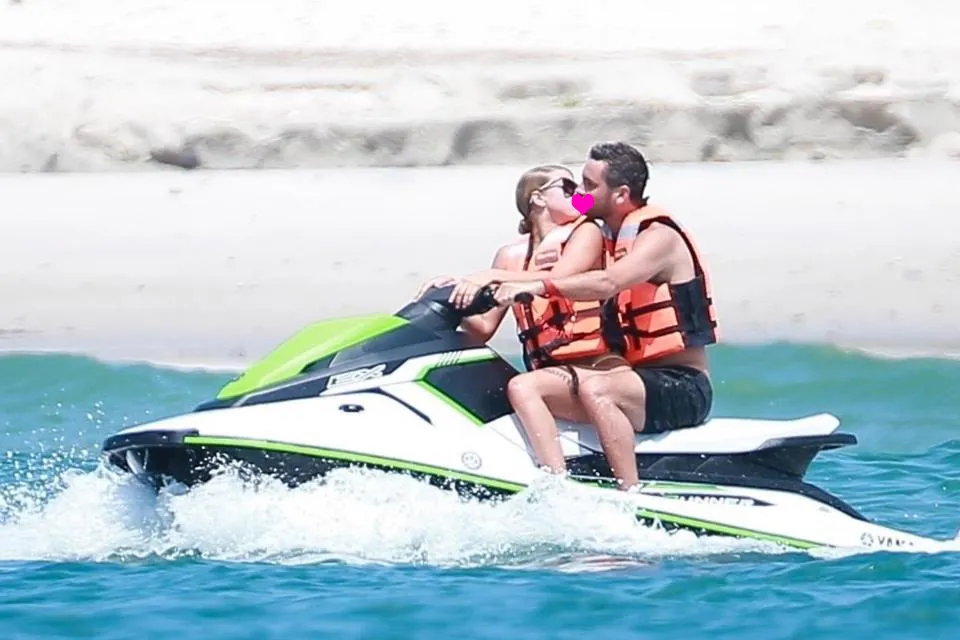 Scott dan Sofia tertangkap ciuman © dailymail.co.uk
