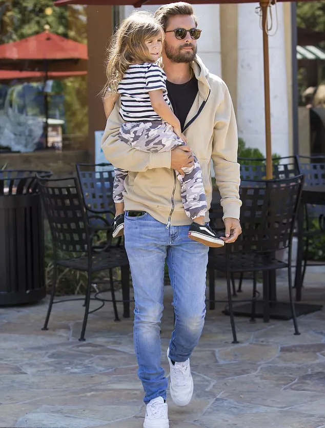 Hari itu Scott jadi hot daddy terkeren dan membuat Penelope bahagia © dailymail.co.uk
