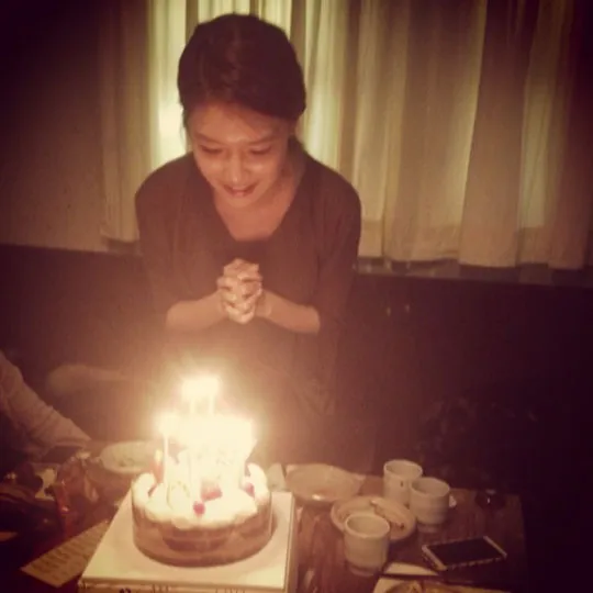 Sooyoung Girls Generation saat memohon di depan kue ulang tahunnya via Taeyeon instagram @soompi.com