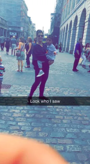 Kajol ada di London bareng keluarganya. @pinkvilla