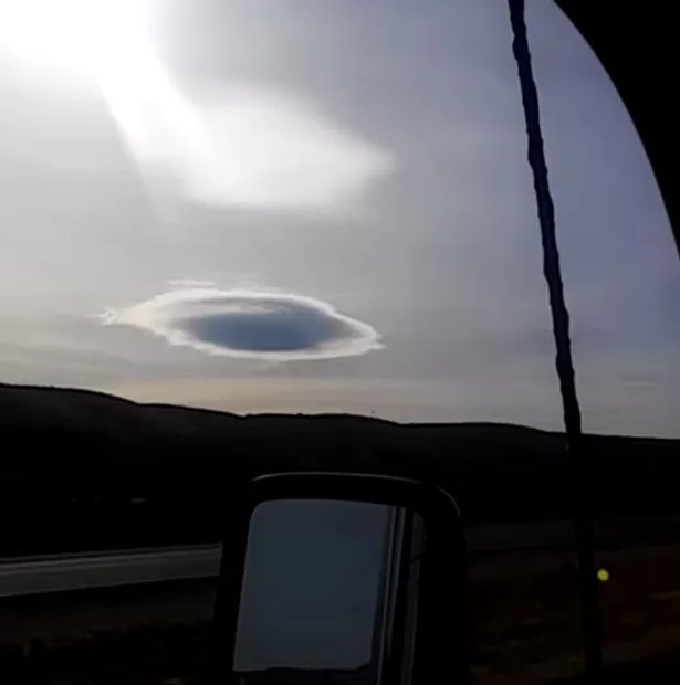 Awan berbentuk lensa ini diduga menyembunyikan pesawat Alien © mirror.co.uk