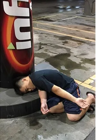 Seorang pemuda berpura-pura pingsan agar mendapatkan makanan dan uang gratis © World of Buzz