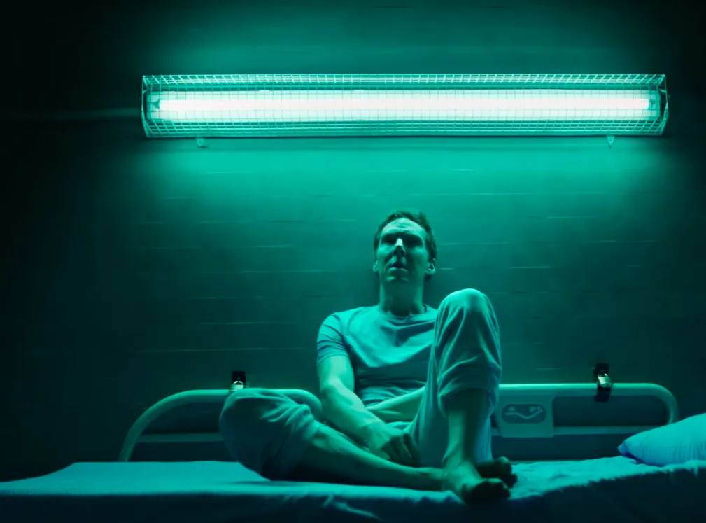 Benedict akan perankan pecandu. © Youtube