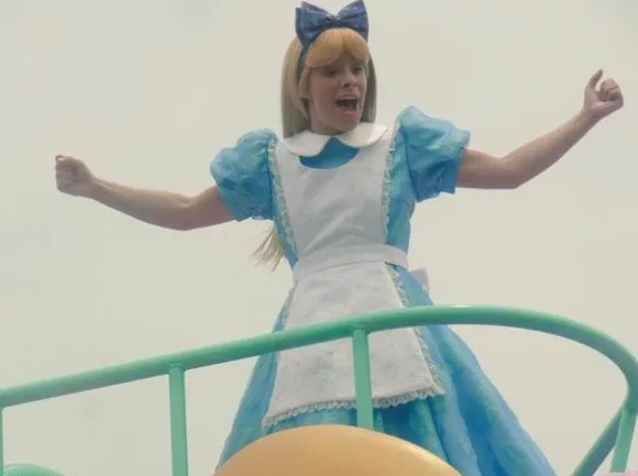 Alice in Wonderland di Disney Land Jepang yang kelihatan lebih macho ©twitter.com/akichan_du