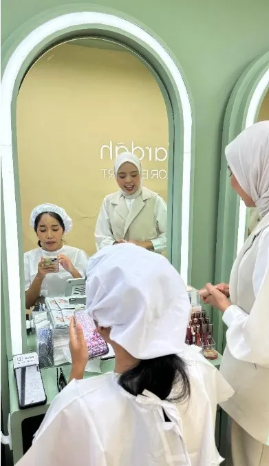 Pengunjung mencoba Perfect Complexion Finder oleh beauty expert Wardah. Ã�ï¿½Ã�Â©Wuri Anggarini/KapanLagi.com