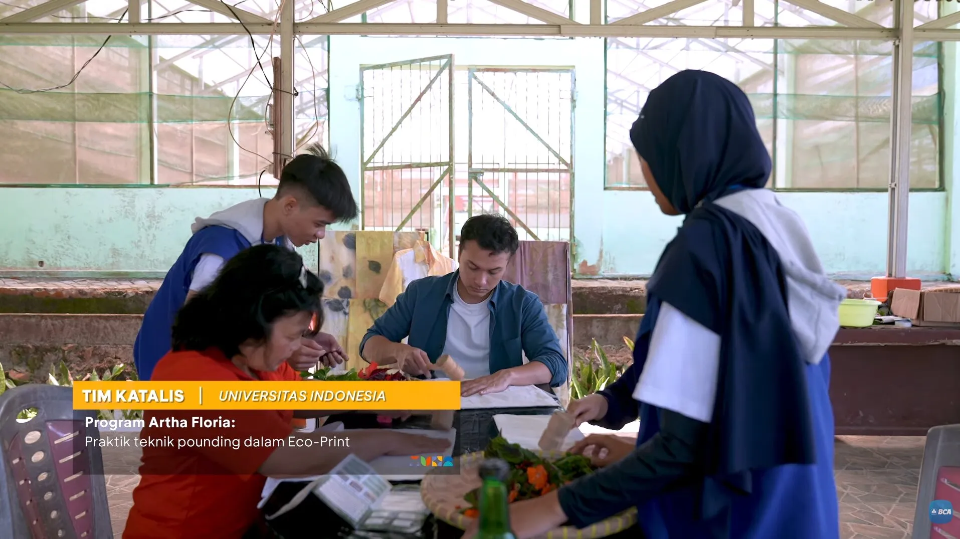 Nicholas Saputra bersama tim Katalis UI. (istimewa)