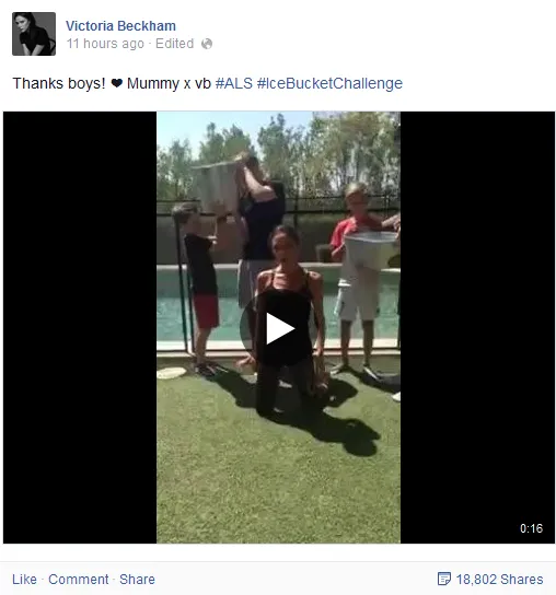 Victoria saat terima tantangan ice bucket challenge. @facebook.com/victoriabeckham