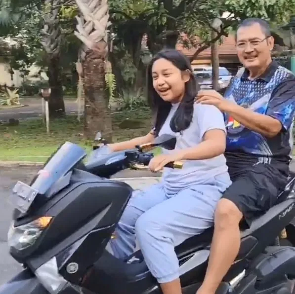 (credit: instagram/mayangsari_official)