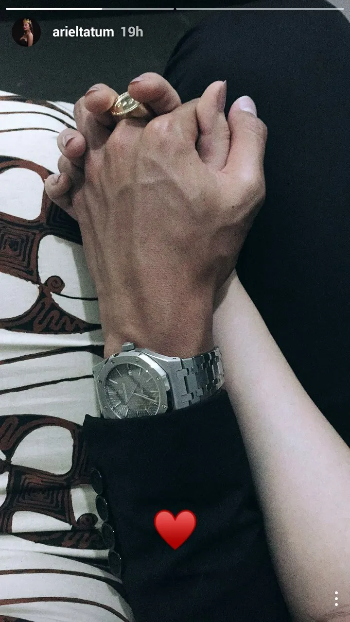 Genggaman tangan Ryuji dan Ariel © instagram.com/arieltatum