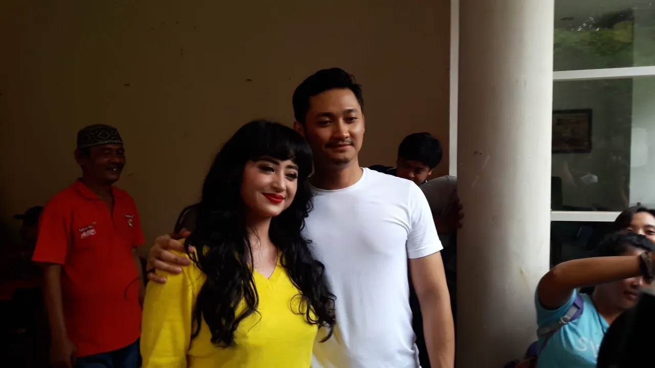 Angga masih malu-malu mengakui pernikahannya dengan Dewi Perssik й KapanLagi.comо/Fikri Alfi Rosyadi