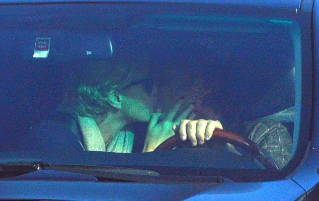 Charlize dan Sean @ dailymail.co.uk