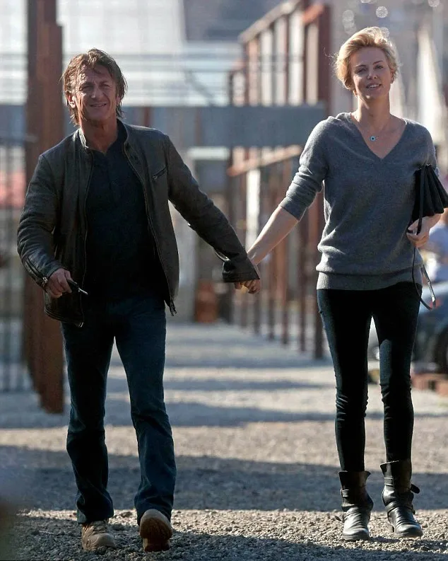 Sean Penn dan Charlize Theron @ dailymail.co.uk