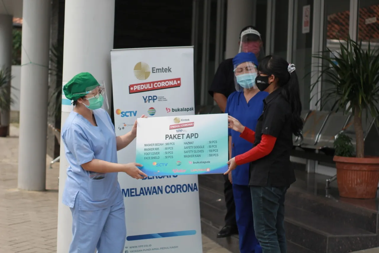 Secara Simbolis Perwakilan Klinik Pratama St. Carolus Samadi Klender - Jakarta Timur Menerima Bantuan Paket Alat Pelindung Diri (APD) dari EMTEK Peduli Corona (credit: EMTEK)