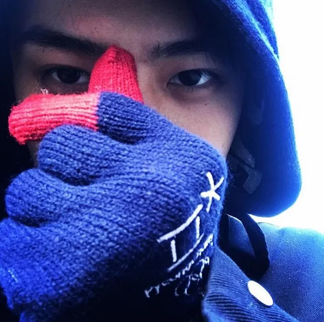 Sehun dan sarung tangan, produk resmi Olimpiade Pyeongchang. Credit: instagram.com/oohsehun