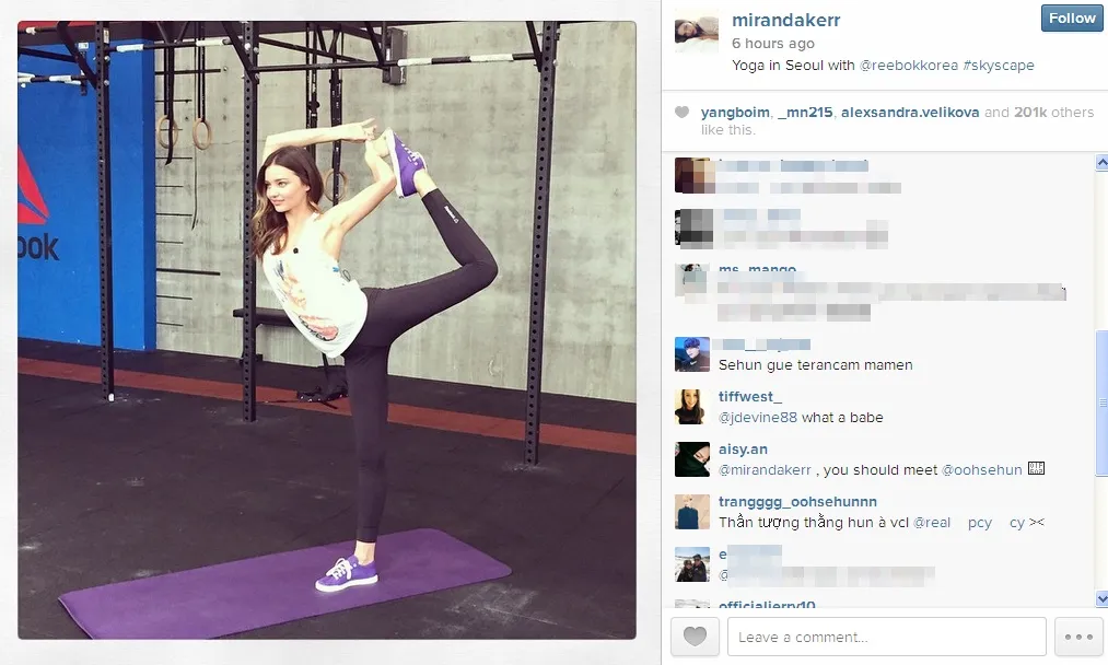 Pose yoga Miranda Kerr di Seoul © instagram.com/mirandakerr