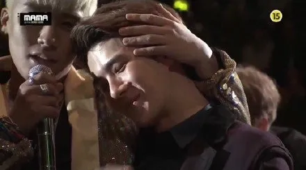 Sehun tersipu saat Seungri duduk di pangkuannya © istimewa