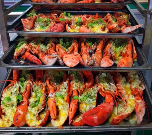 Lobster yang disajikan untuk para siswa © Se In High School