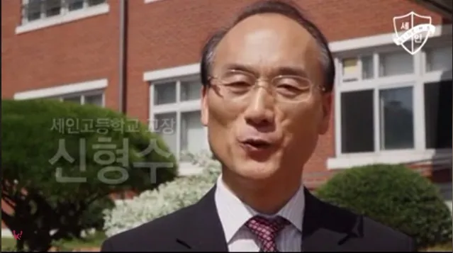 Kepsek ingin tunjukkan rasa terima kasih kepada para siswa © koreaboo.com