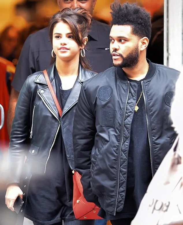 Selena dan The Weeknd gandengan tangan © via dialymail.co.uk